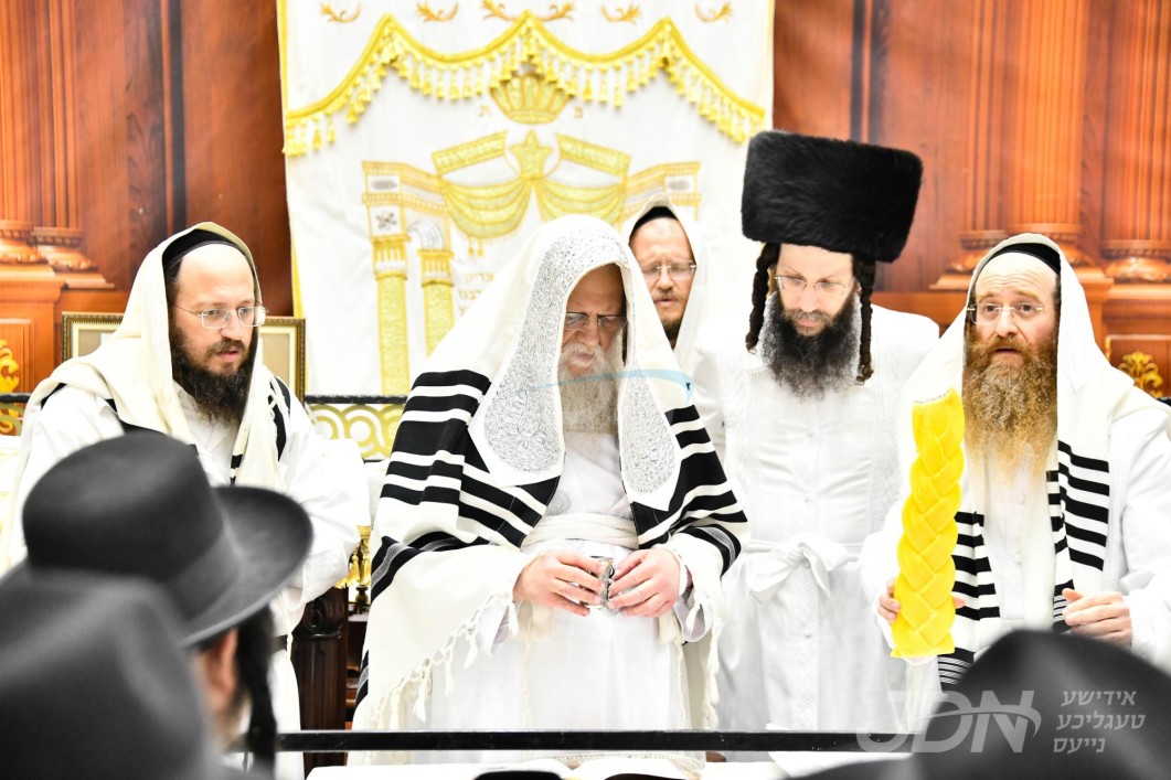 ערב און מוצאי יום כיפור אין חצר הקודש מאדזיץ