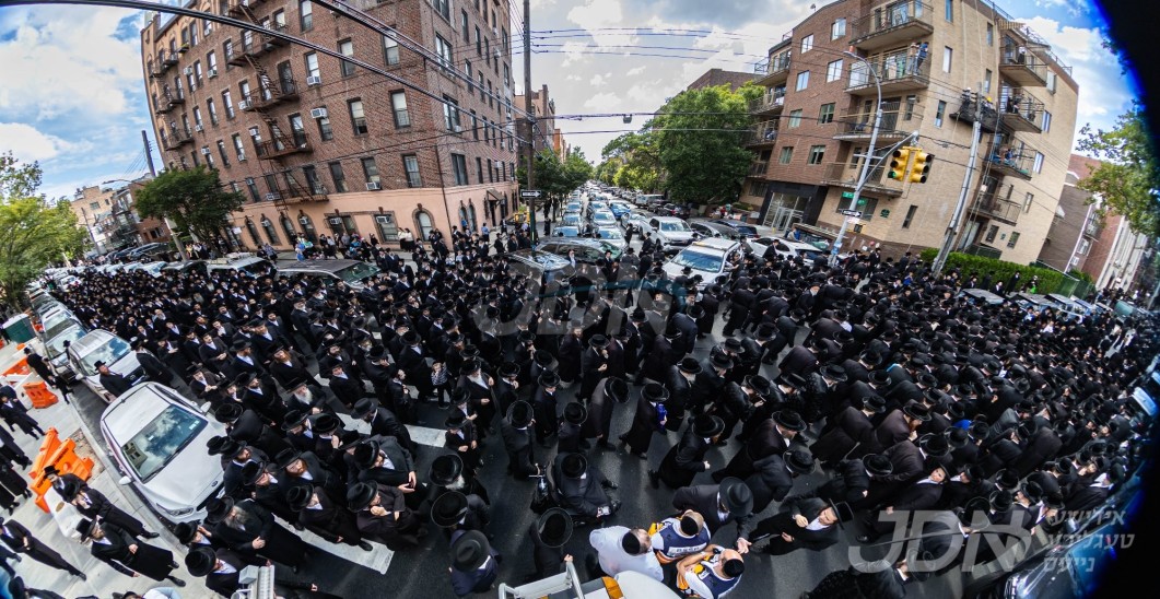 ווידעא: מסע הלוויה פון הרבנית מוויזניץ ע&quot;ה, אשת חבר כ&quot;ק אדמו&quot;ר מוויזניץ קייאמישע, טאכטער פון הרה&quot;ק מראחמיסטריווקא זי&quot;ע