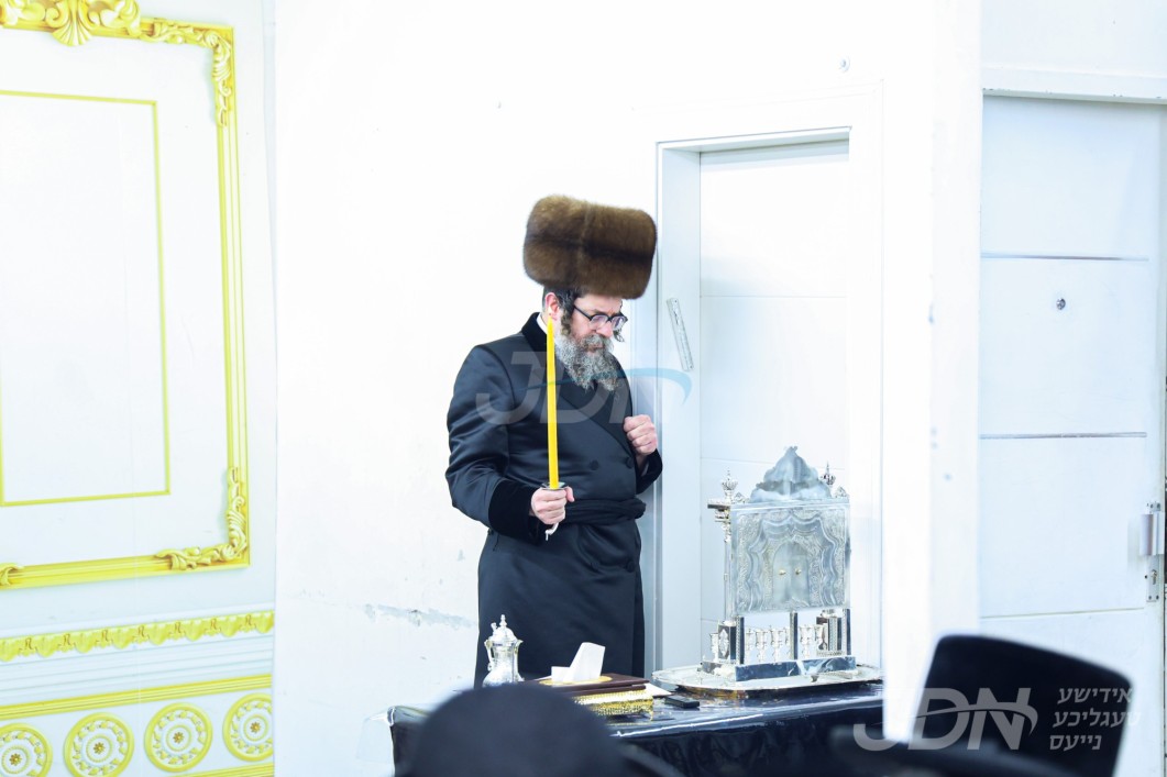 האדמו"ר מסקולען פון ירושלים ביי הדלקת נרות חנוכה