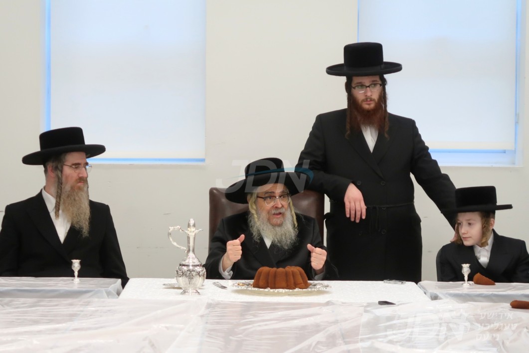 האדמו"ר מסאטמאר ביים מסיבת לחיים מיט תלמידי ישיבה קטנה ד'סאטמאר בארא פארק - סניף מעיין התורה‎