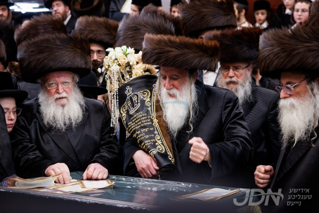 גרויסע מעמד הכנסת ספר תורה געפלאנט די וואך בחצר הקודש מאחנובקא בעלזא