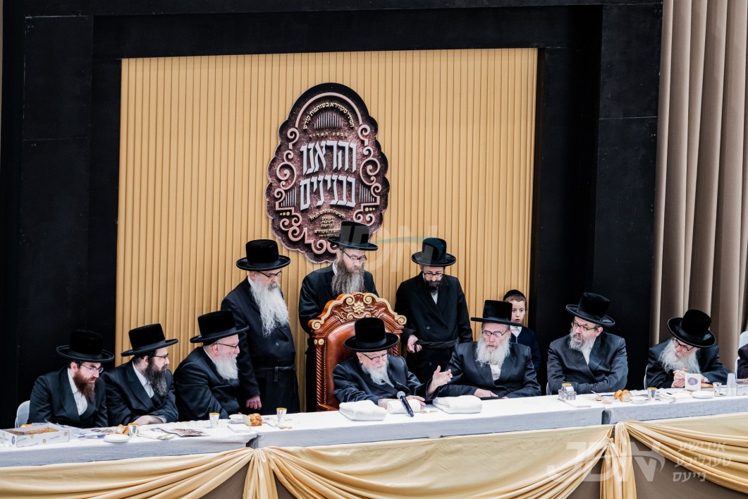 מעמד והראנו בבנינים להתייסדות קרית הישיבה סקווירא אינאיינעם מיטן יארצייט טיש פון הרה"ק המגיד מטשערנאביל זי"ע ביי האדמו"ר מסקווירא
