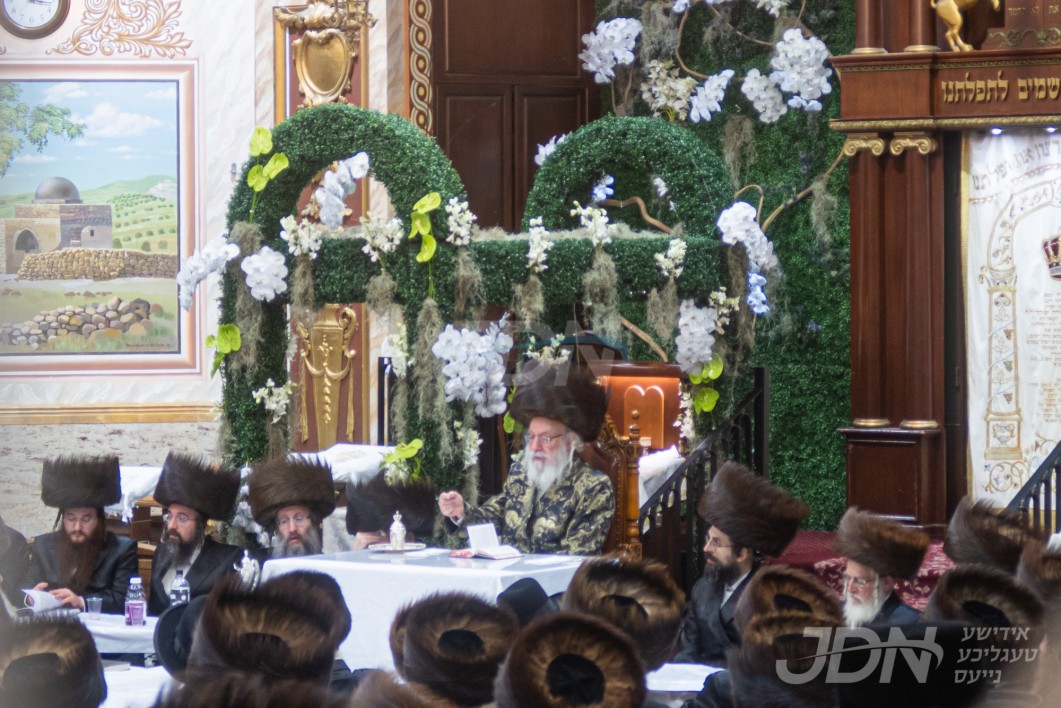 מוצאי שבועות אין חצר הקודש וויען