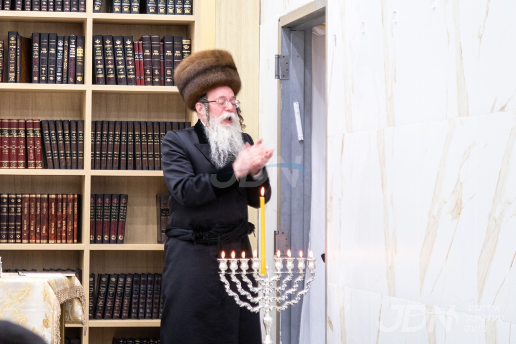 חנוכה אין חצר הקודש סקולען פון וויליאמסבורג