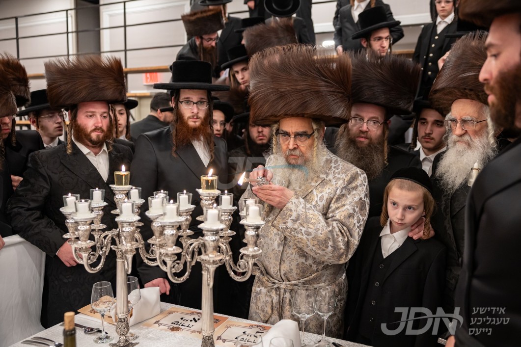 האדמו&quot;ר מסאטמאר ביים ספעציעלן שבת הקהל אינעם ארמון האטעל אין קאנעטיקעט, מיט חסידי סאטמאר תושבי מאנסי