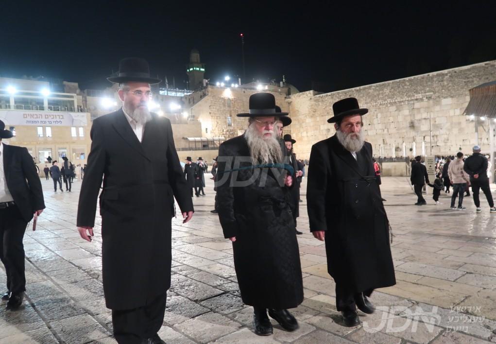 האדמו"ר מקאזמיר איז מתפלל ביים כותל המערבי