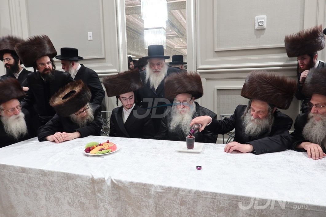 האדמו&quot;ר מצאנז קלויזענבורג ביים שמחת החתונה פון אן אייניקל פון גיסו אבד&quot;ק לינז