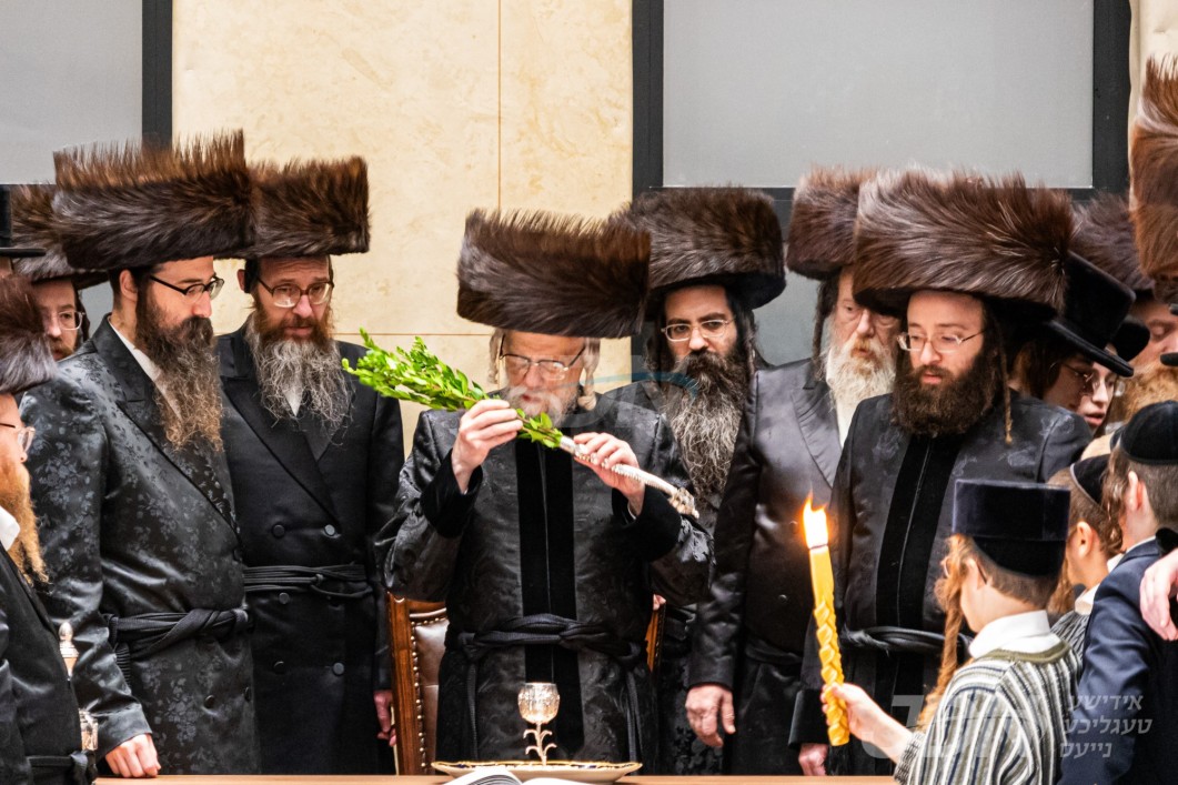 האדמו&quot;ר מסערט וויזניץ שב&quot;ק אין בארא פארק בבית מדרשו פון חתנו האדמו&quot;ר מקאסוב