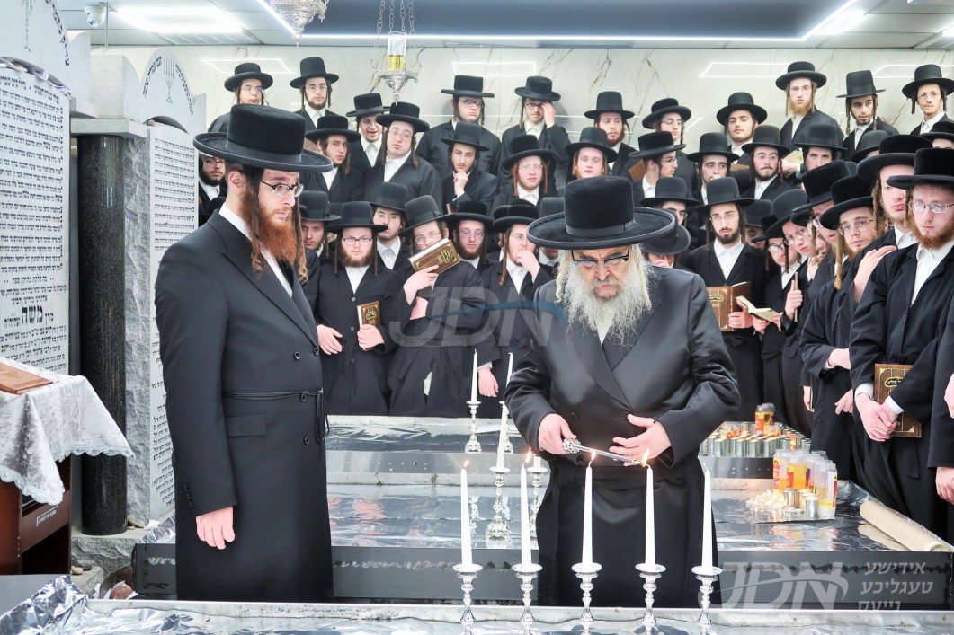 האדמו&quot;ר מסאטמאר איז מתפלל אין אהל אדמור&quot;י סאטמאר זי&quot;ע לקראת די שמחת החתונה פון אן אייניקל