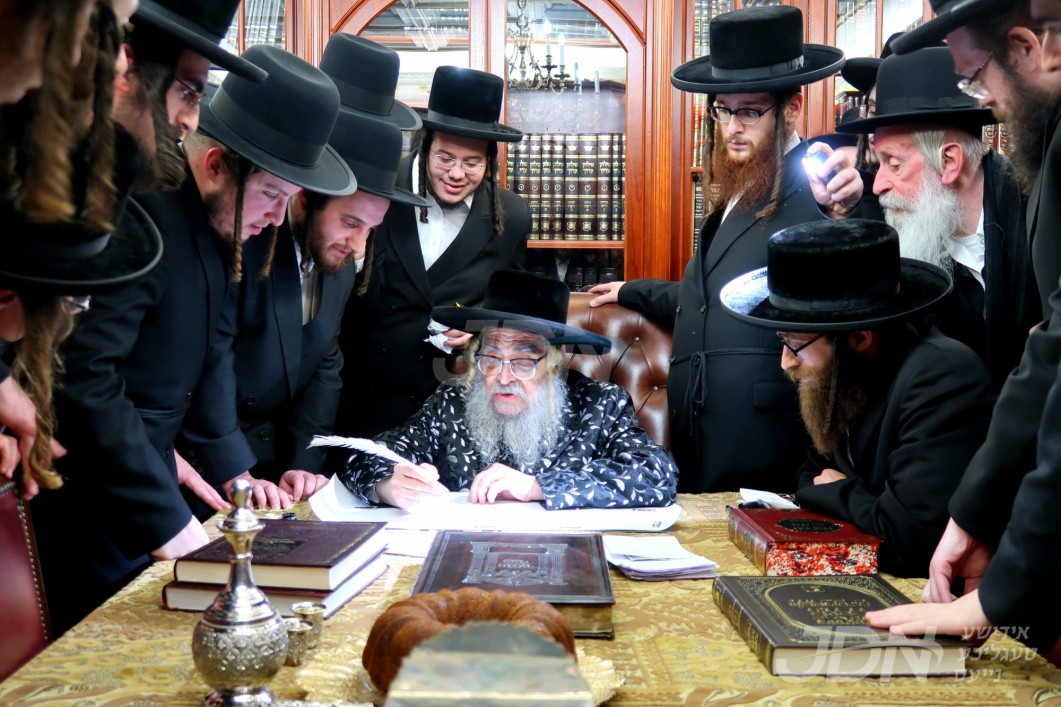 האדמו"ר מסאטמאר ביים התחלת כתיבת ספר תורה וואס ווערט געשריבן דורך מתפללי ביהמ"ד תפילה למשה סאטמאר בארא פארק‎