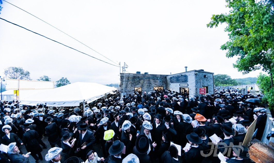 רבבות אלפי ישראל ביים עלי&#039; לציון הרה&quot;ק מסאטמאר זי&quot;ע ביומא דהילולא קדישא