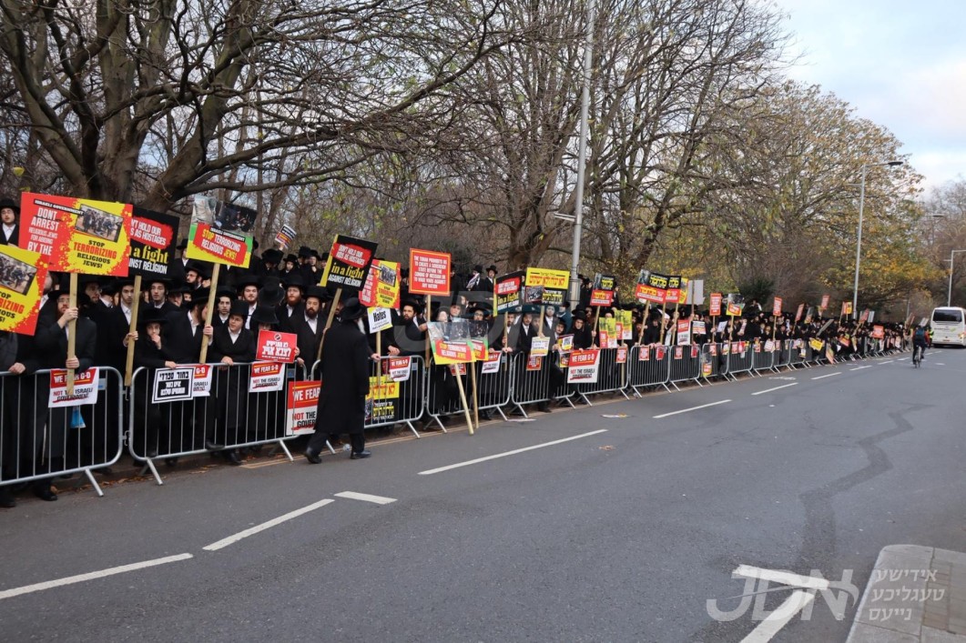 טויזענטער תושבי לאנדאן ארויסגעקומען ברחובה של עיר צום עצרת מחאה אדירה אין ליכט פון די גזירת הגיוס בארה&quot;ק
