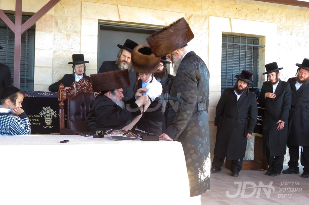 האדמו&quot;ר מוויזניץ ביים אנטון די קאלפיק און תפילין לייגן פון אן אייניקל בן בנו הגה&quot;צ אב&quot;ד קרית וויזניץ