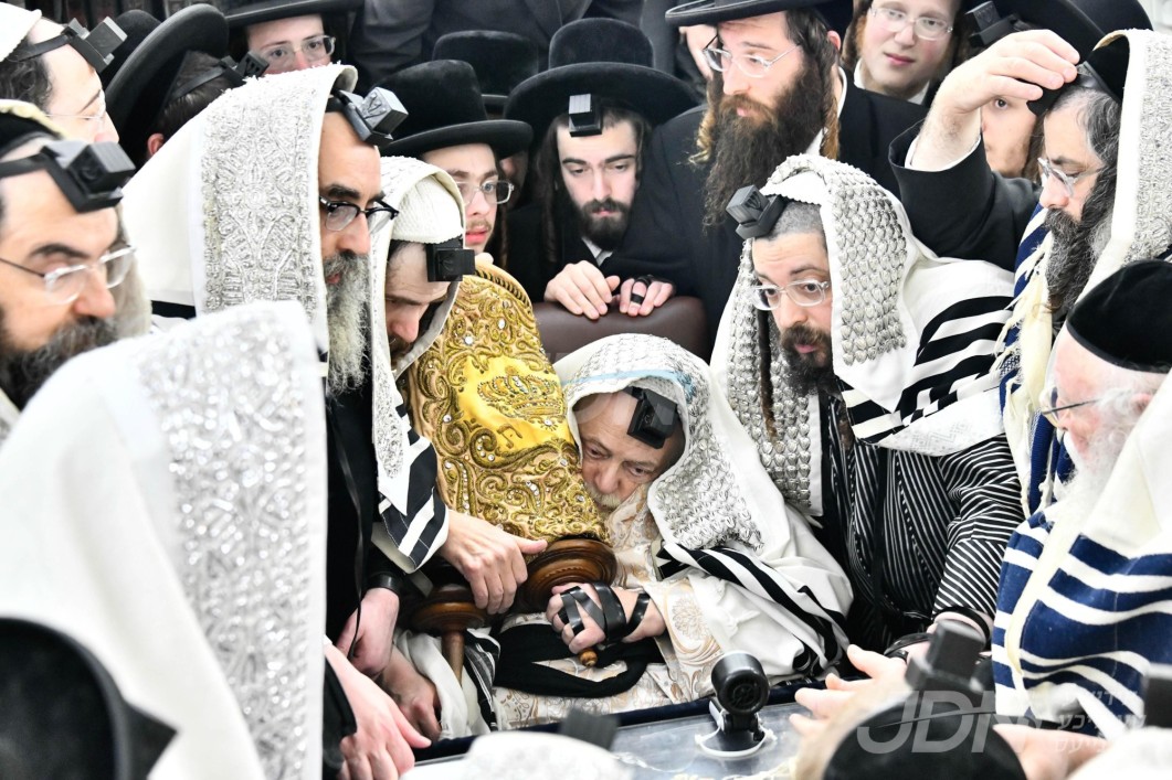 האדמו&quot;ר מתולדות אברהם יצחק עולה געווען אויף היסטארישע ירושה ספר תורה פונעם הייליגן בעל שם טוב זי&quot;ע