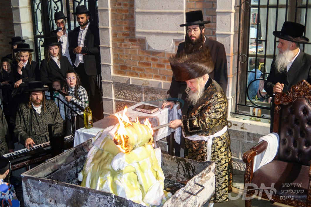 האדמו&quot;ר מקרעטשניף סיגעט ביים הדלקה ל&quot;ג בעומר