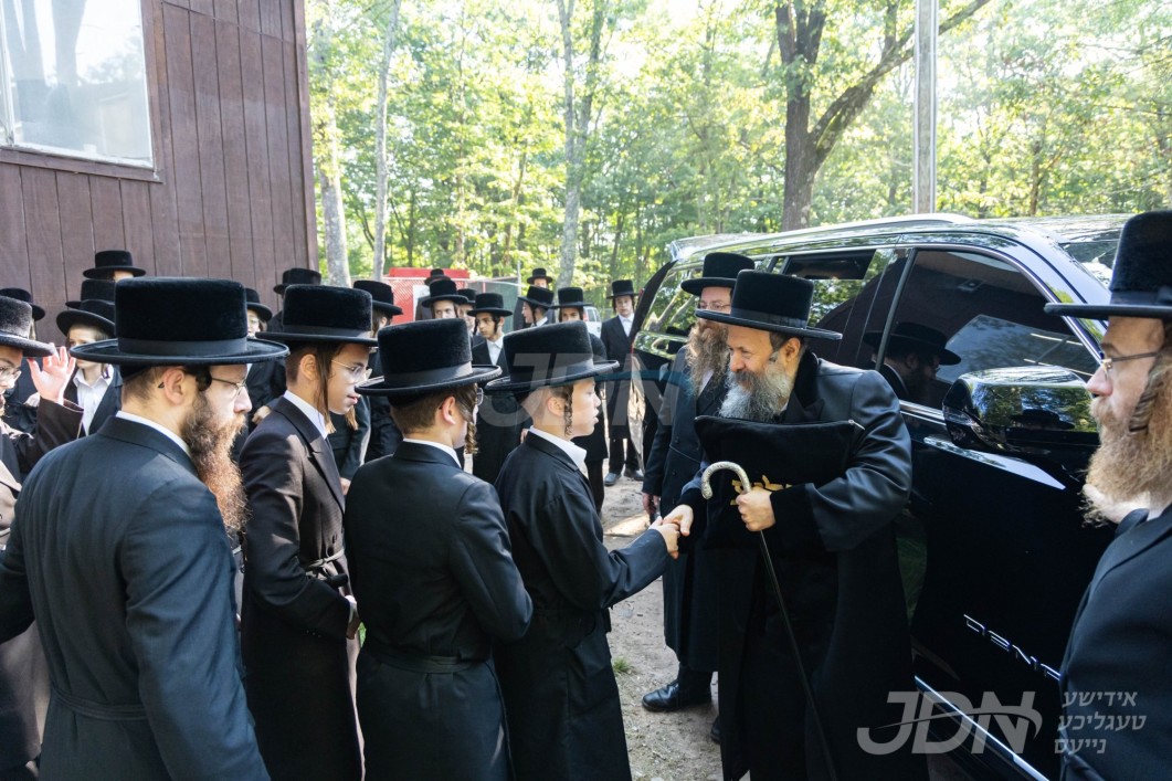 האדמו&quot;ר מבאבוב-45 באזוכט אין מחנה כיתה מכינה לישיבה ד&#039;באבוב-45