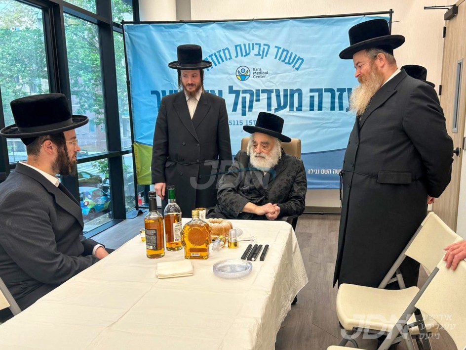 האדמו&quot;ר מוויזניץ פון ירושלים ביים קביעת מזוזה אין די נייע לאקאציע פון עזרה מעדיקעל סענטער