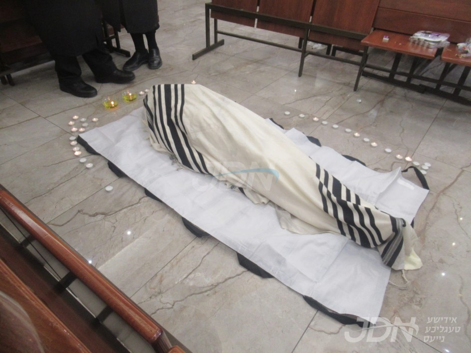 האלט מיט לעבעדיג - מסע הלוויה פון כ"ק אדמו"ר מלעלוב זצ"ל