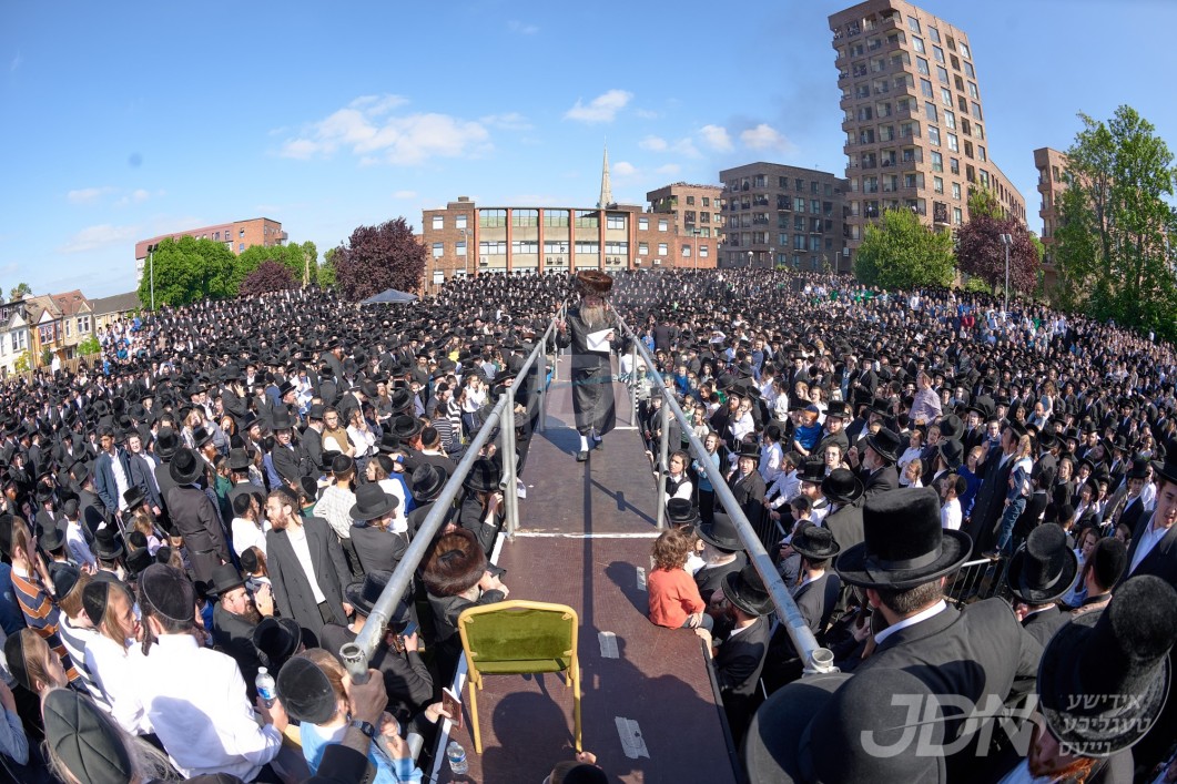 ערשטמאליגע גרויסע הדלקה אין שטאט לאנדאן, מיט המשפיע הגה&quot;צ ר&#039; שמעלקא בידערמאן