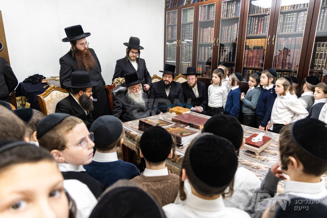 ילדי כתה ה' פון תלמוד תורה מבקשי השם ביי האדמו"ר מטשערנאביל לרגל התחלת לימוד גמרא