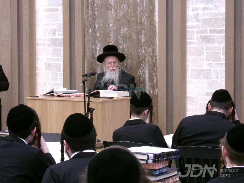 גאב"ד קרית צאנז ירושלים ביים שיעור אין ישיבה גדולה צאנז קלויזענבורג אין בארא פארק