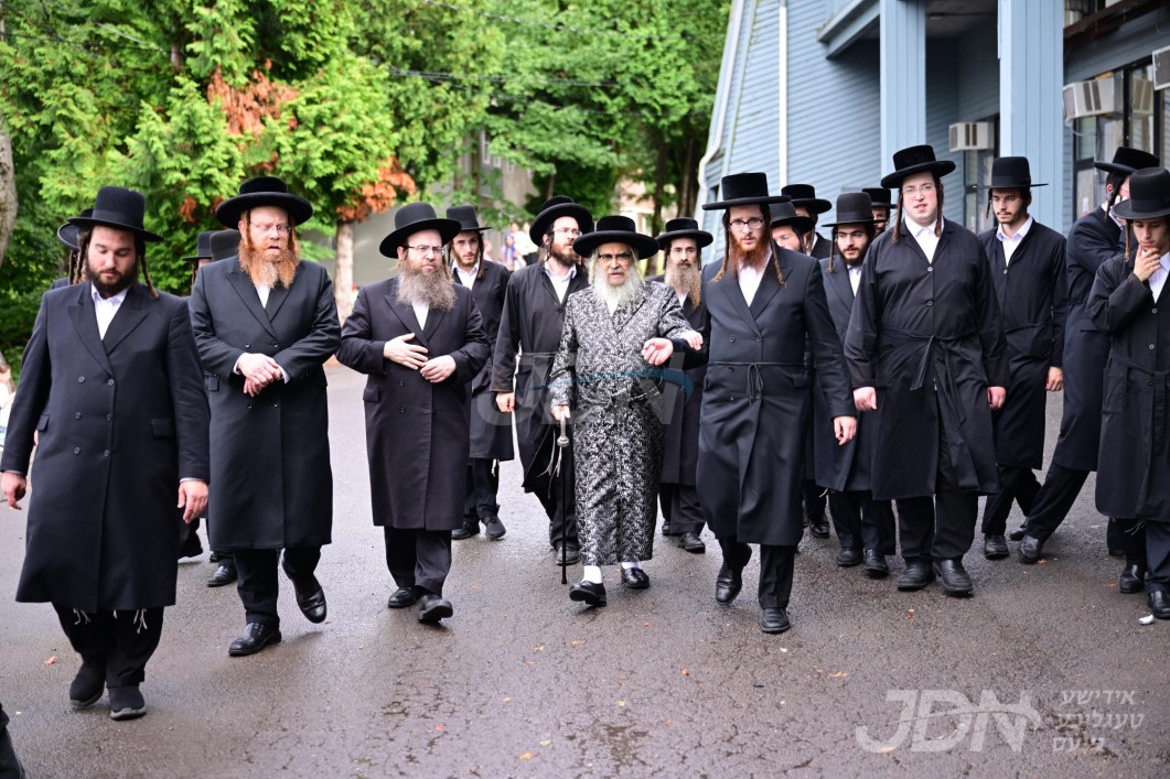 האדמו&quot;ר מסאטמאר באזוכט אין מחנה רב טוב ד&#039;סאטמאר