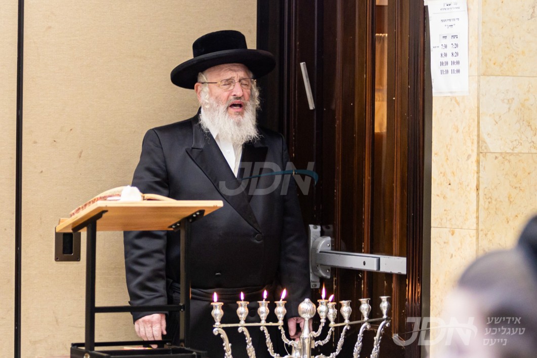 האדמו"ר מראפשיץ ביי הדלקת נרות חנוכה