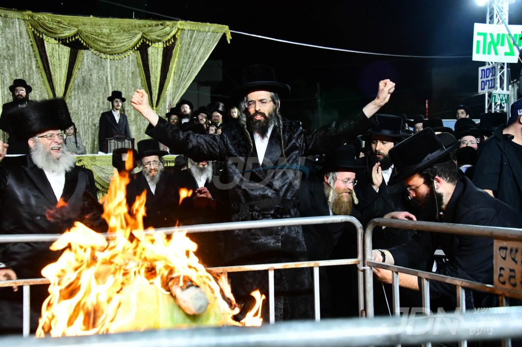 האדמו&quot;ר מזוועהיל ביים הדלקה ל&quot;ג בעומר אין מירון