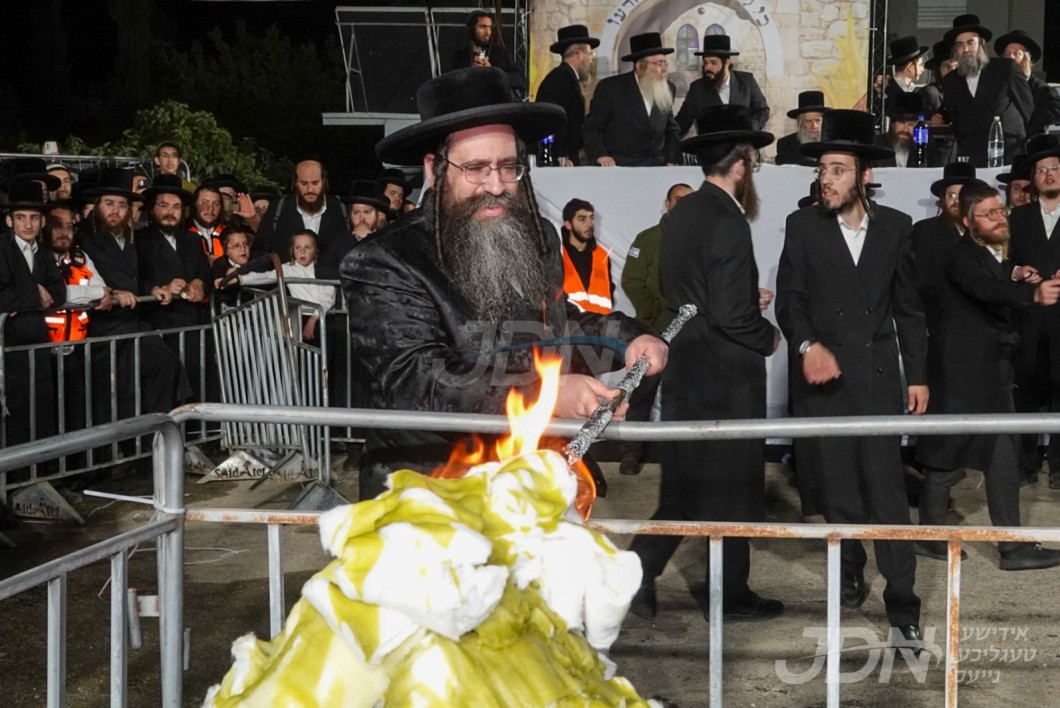 הגה&quot;צ אב&quot;ד צאנז טבריה ביים הדלקה ל&quot;ג בעומר אין מירון