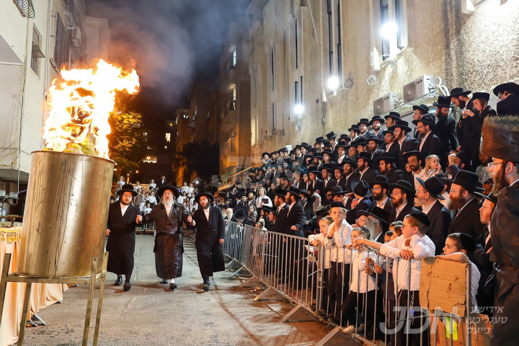 האדמו&quot;ר מביאלא בני ברק ביים הדלקה ל&quot;ג בעומר
