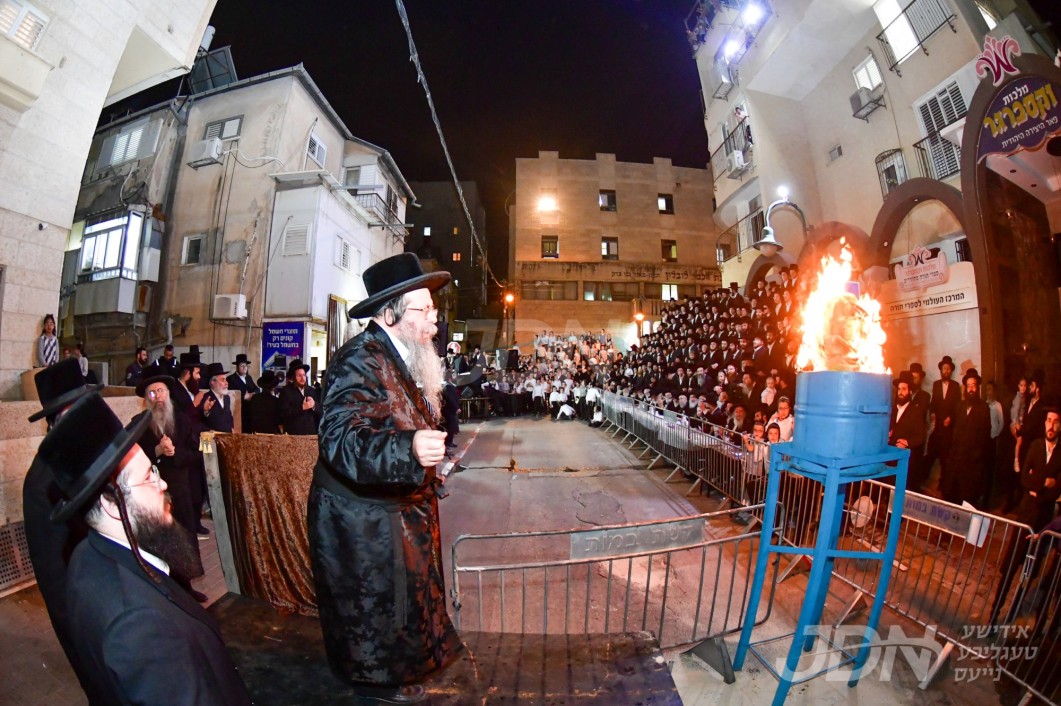 האדמו&quot;ר משבט הלוי ביים הדלקה ל&quot;ג בעומר