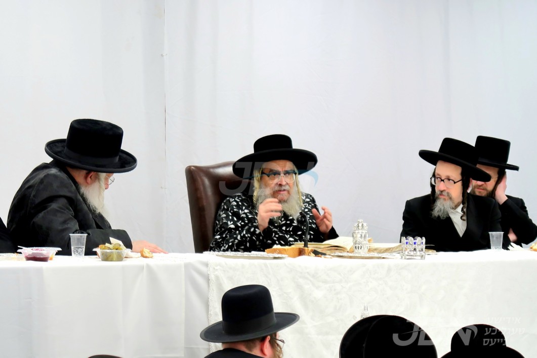 האדמו"ר מסאטמאר ביים יארצייט טיש פון הרה"ק משינאווא זי"ע מיט תלמידי ישיבה גדולה ד'סאטמאר בארא פארק