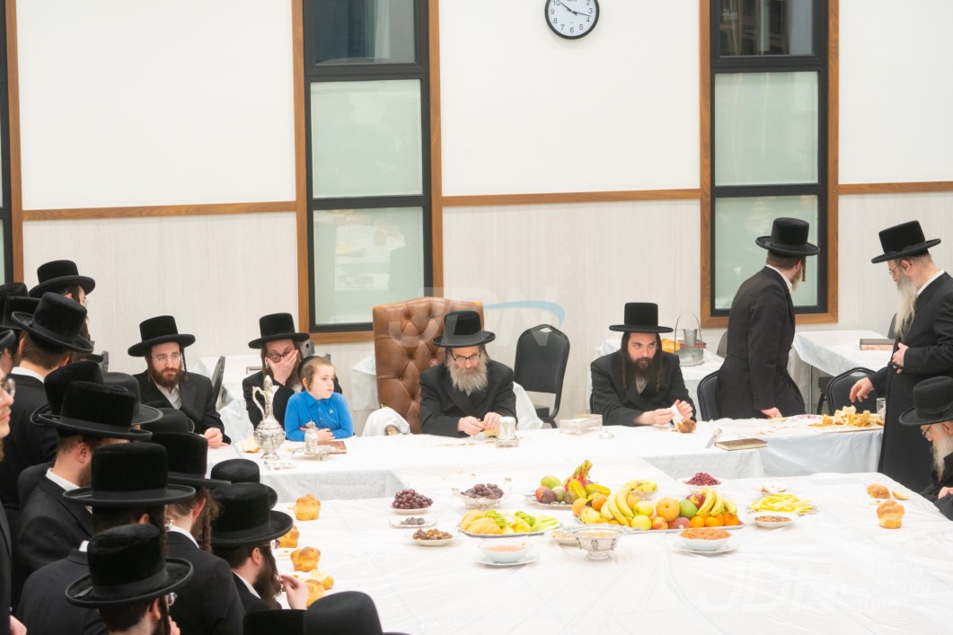 האדמו"ר מראחמיסטריווקא וויליאמסבורג ביים חמשה עשר בשבט טיש