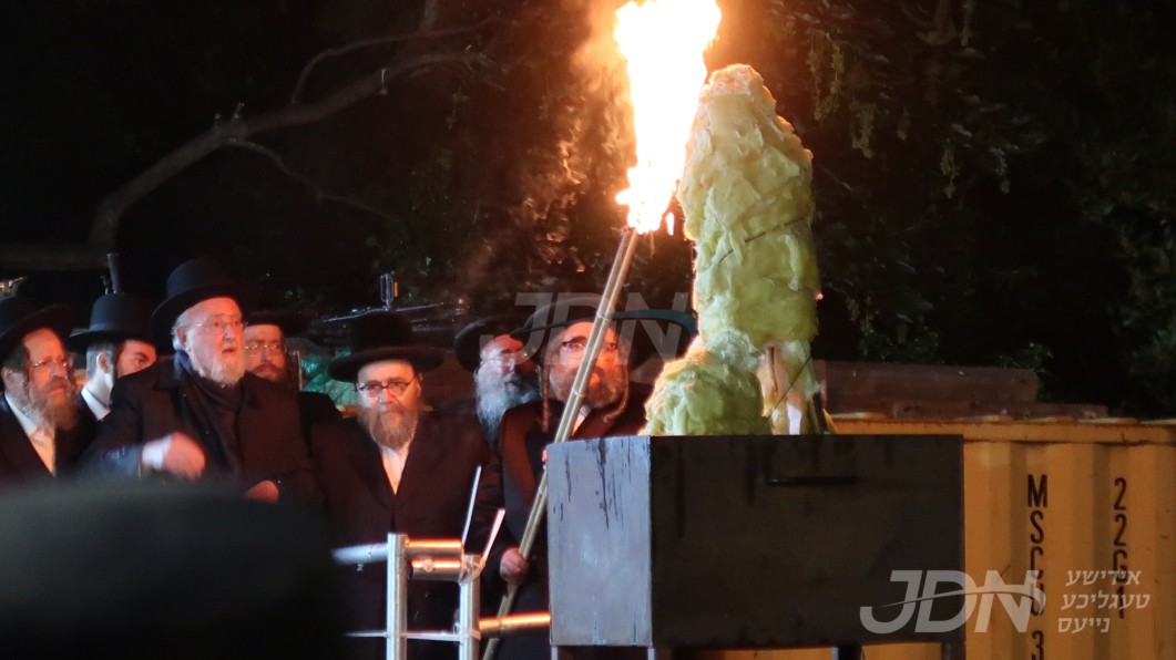 אבד&quot;ק סאטמאר וויליאמסבורג ביים הדלקה ל&quot;ג בעומר אין לאנדאן