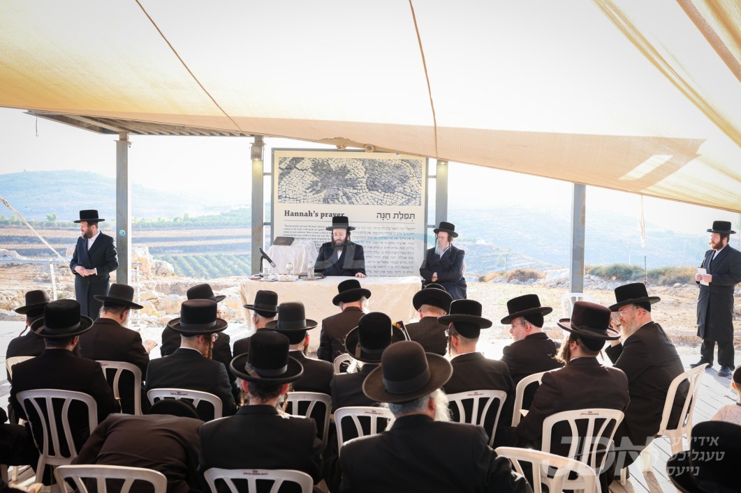 האדמו&quot;ר מקאסוב ביים תפילת רבים ביים ארט פון משכן שילה