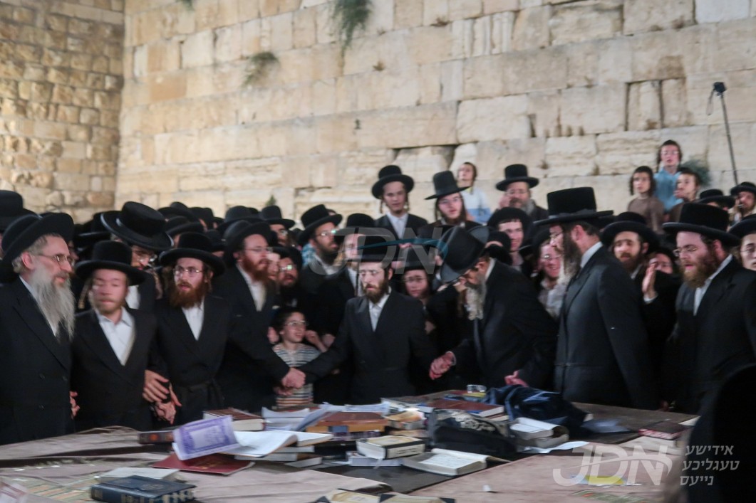 האדמו&quot;ר מתולדות יהודה סטוטשין ביים כותל המערבי מוצאי תשעה באב