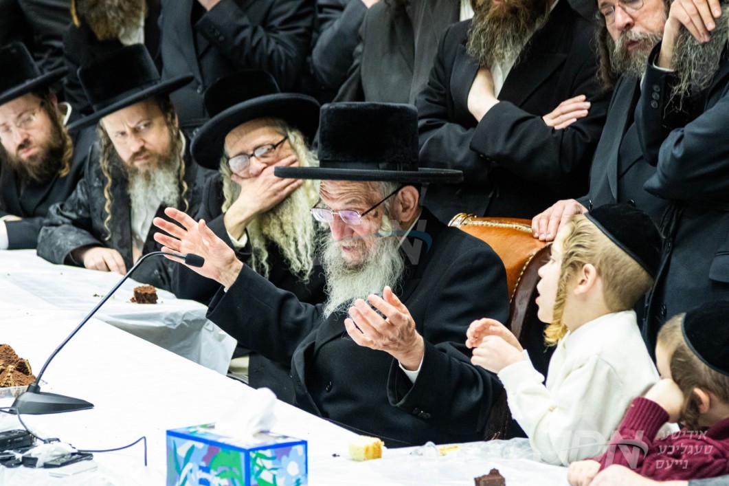 מעמד צאתכם לשלום פאר האדמו"ר מסלאנים אינאיינעם מיטן מעמד התחלת כתיבת ספר תורה אין ביהמ"ד סלאנים אין בארא פארק