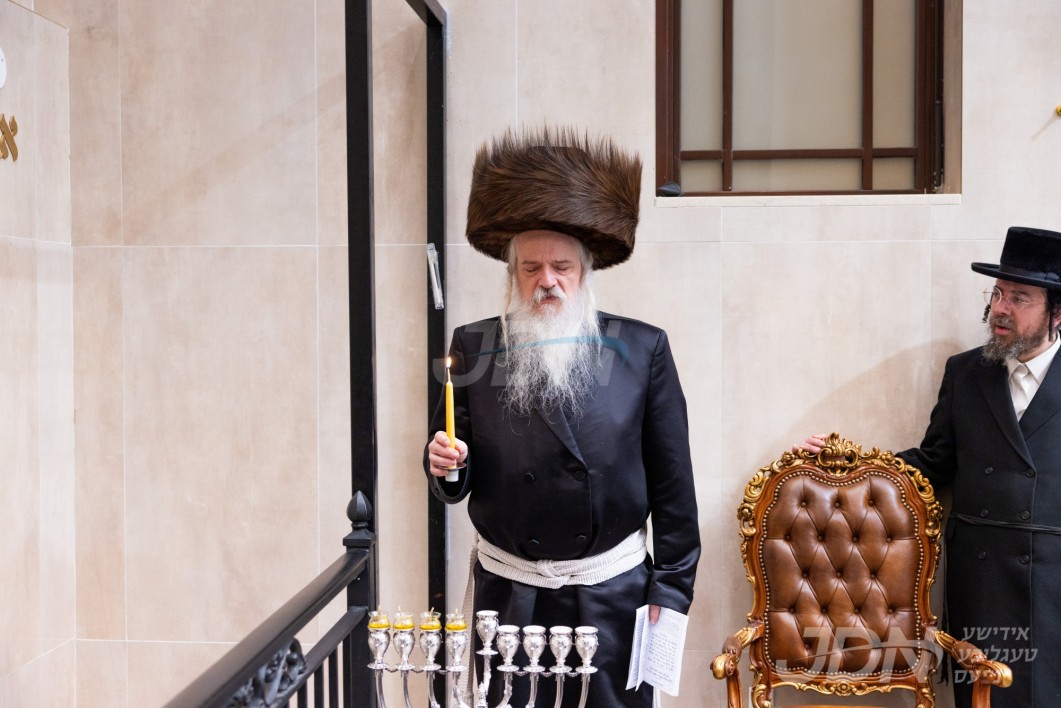 האדמו"ר מבלאזוב ביי הדלקת נרות חנוכה