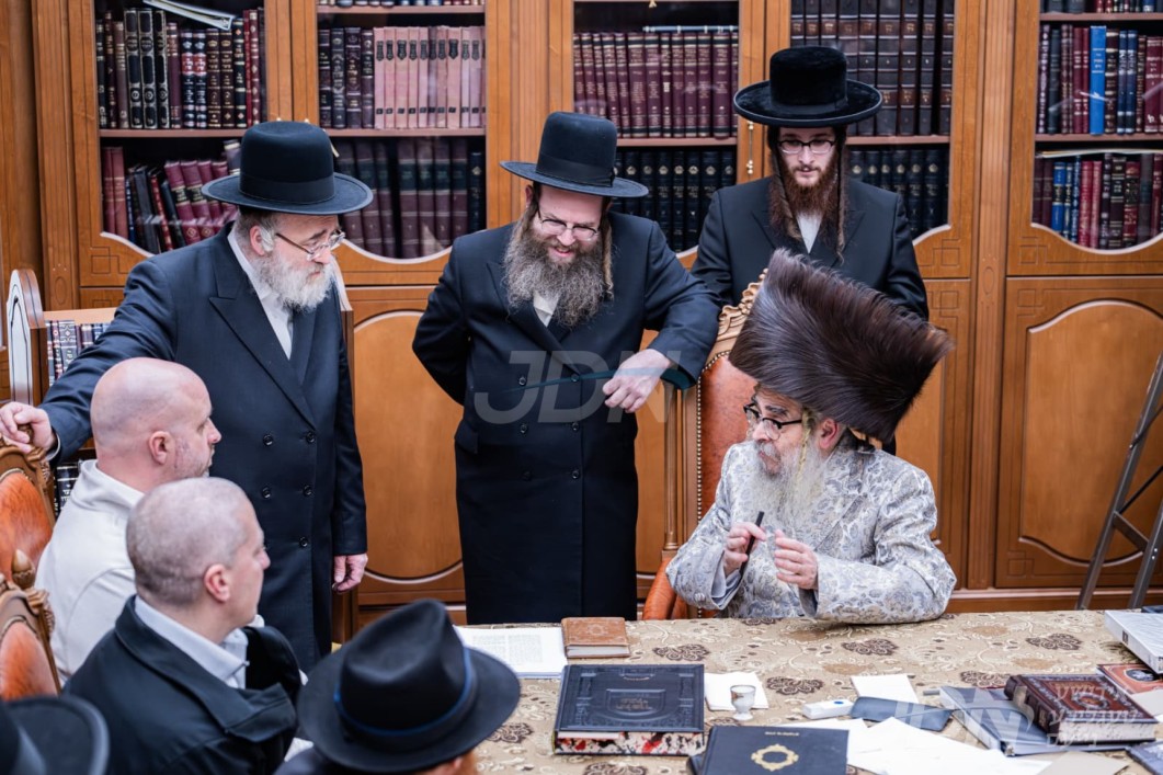 הויכראנגיגע באאמטע אין אמעריקאנער טורמעס באזוכן ביי האדמו&quot;ר מסאטמאר