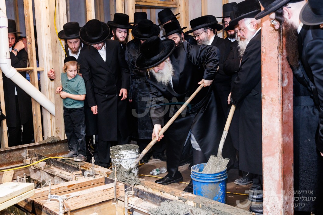 מעמד יציקת המקוה אין מחנה זרע אברהם - קראלי יונגל קעמפ אין פאלסבורג