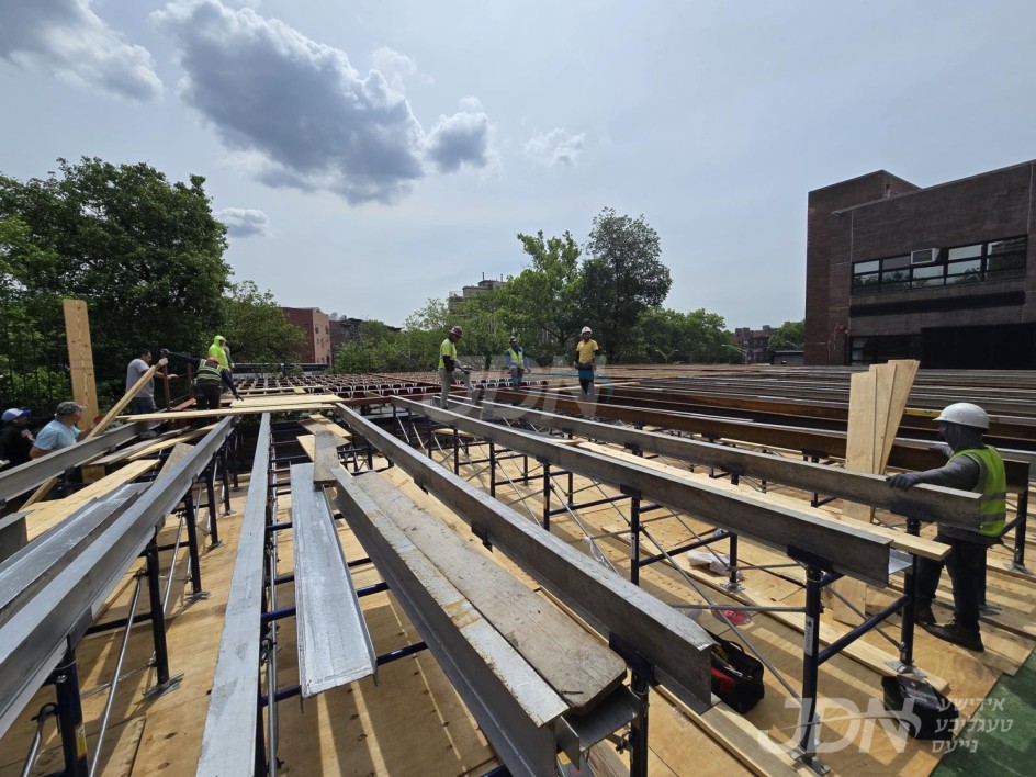 ריזן שאטער ווערט אויפגעשטעלט אין וויליאמסבורג פאר די יום טוב טישן בחצר הקודש סאטמאר