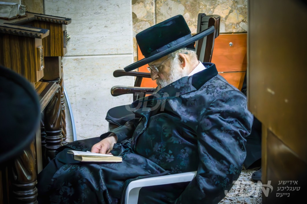 תשעה באב אין חצר הקודש פינסק קארלין