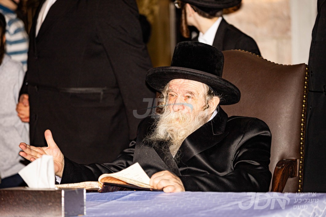 האדמו"ר מלאיעוו טשערנאביל ביים הדלקה ל"ג בעומר