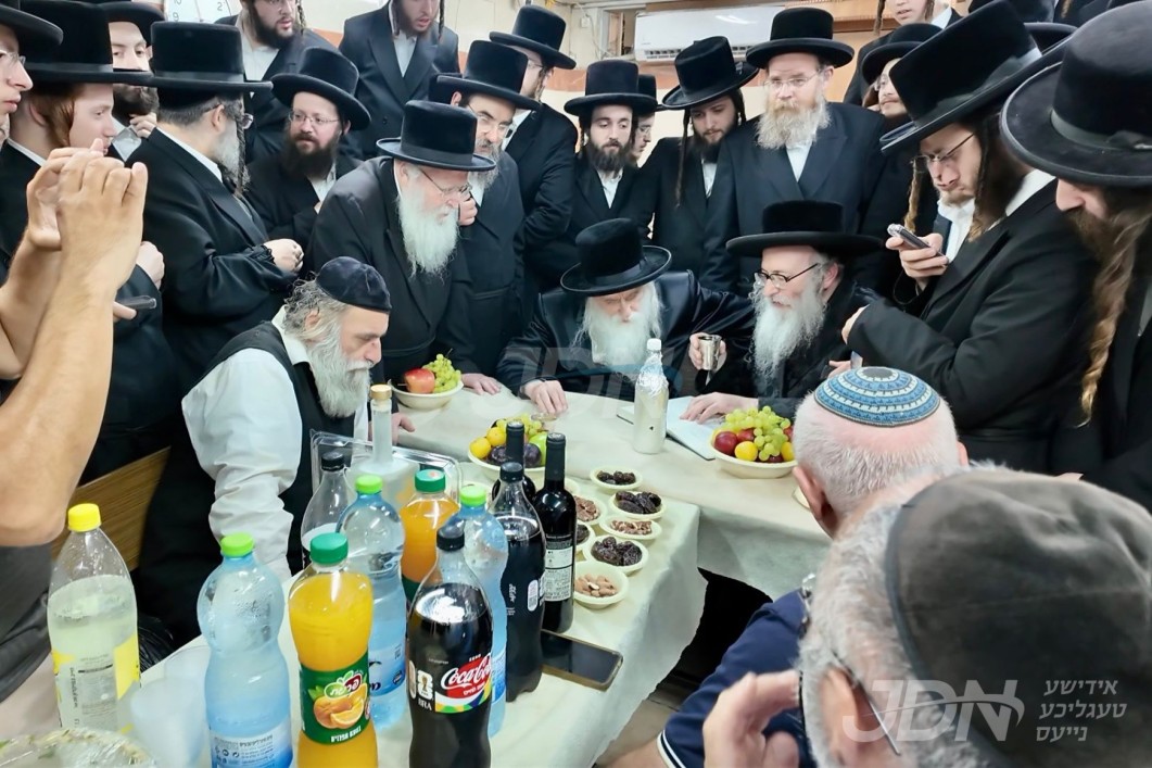 אייגענארטיגע מעמד "פדיון הבן" פארגעקומען היינט בחצר הקודש מאחנובקא בעלזא, פאר א זיבן און פופציג יעריגער איד