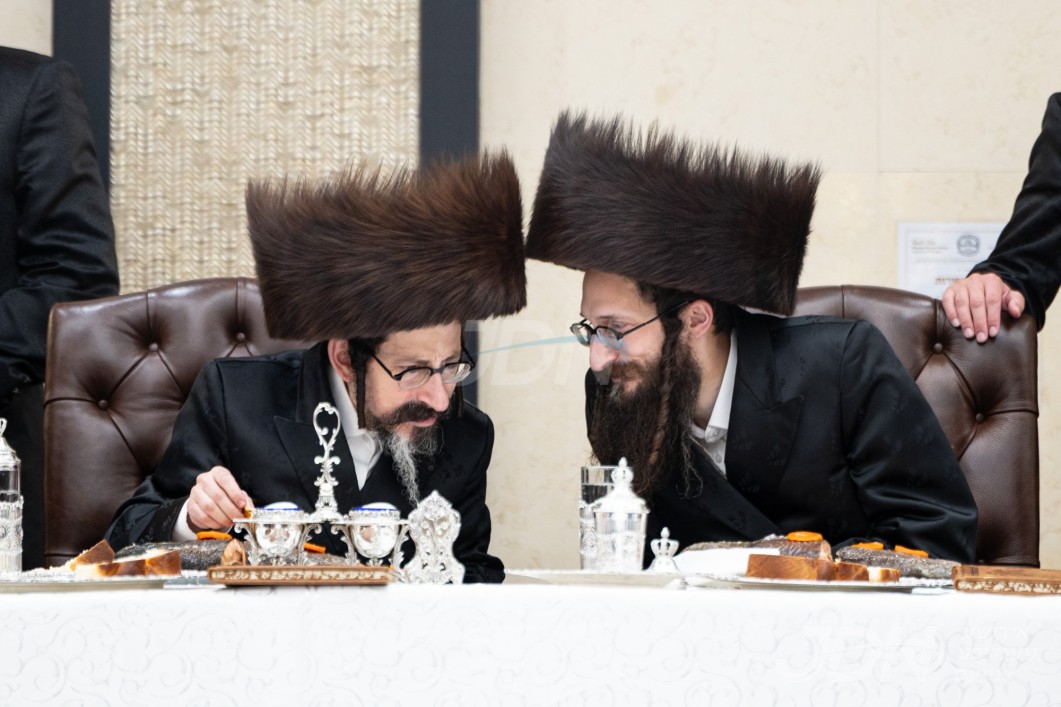 פילע חסידים ואנשי מעשה גרייטן זיך מיטצוהאלטן דעם גרויסן סקולענער סעודת הודאה אין זאל עטרת גאלדא אין בארא פארק
