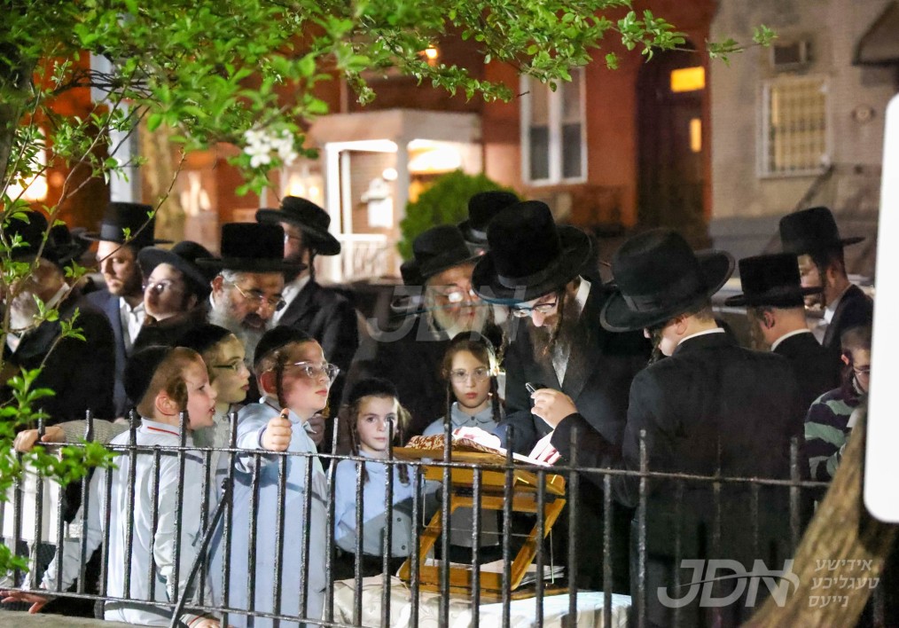 האדמו"ר מישועת יעקב סקולען ביי ברכת אילנות