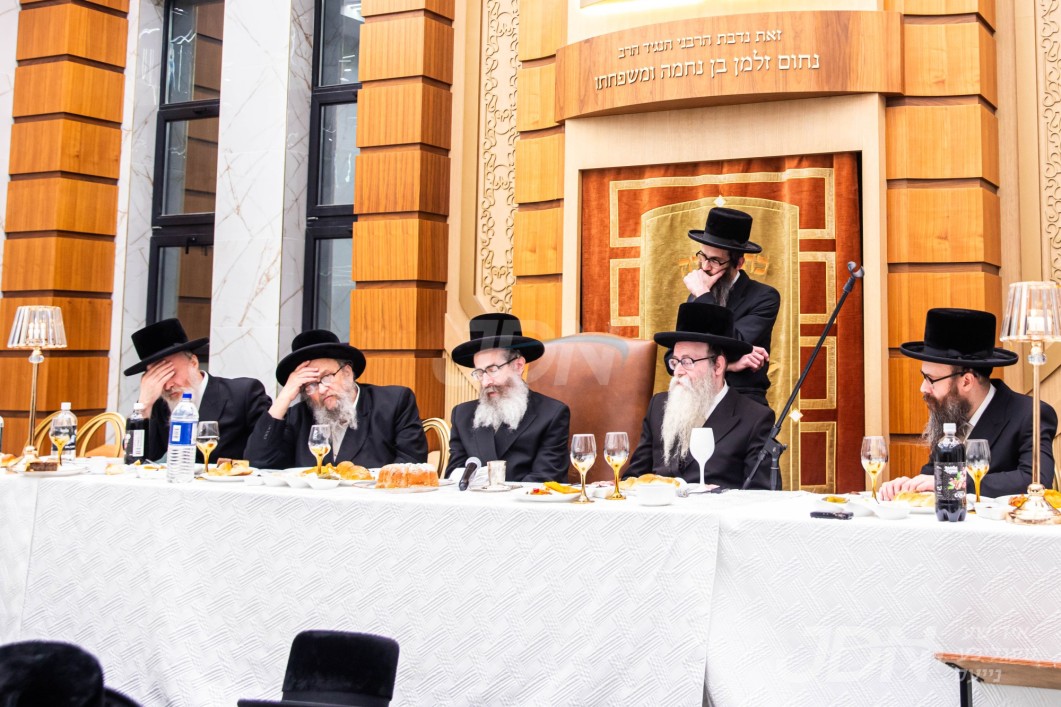 יארצייט סעודה פון הרה"ק מסקווירא זי"ע אין קהילת סקווירא אין בארא פארק