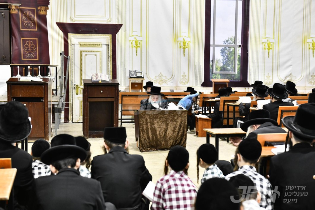 תשעה באב ביי האדמו"ר ממחנובקה בעלזא
