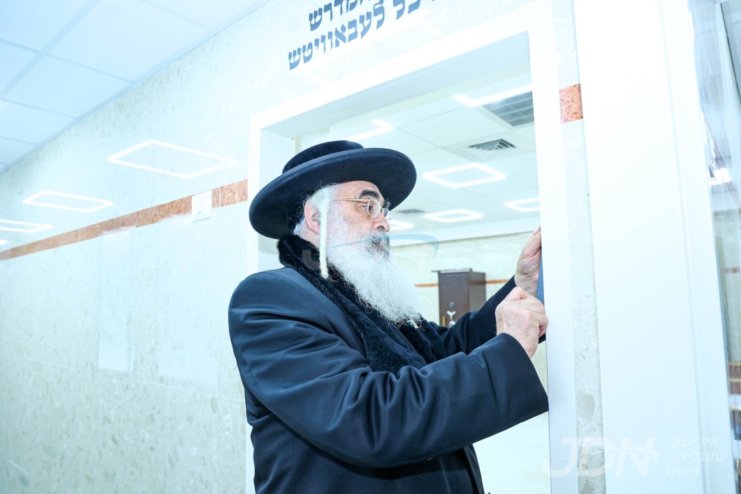 מעמד קביעת מזוזה פאר די נייע חדרי התפילה אין ביהמ"ד הגדול דושינסקיא אין ירושלים