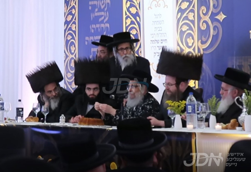 האדמו"ר מסאטמאר דערציילט בדרך שו"ת שיינע זכרונות פון אמאל ביים מסיבת הכרת הטוב פאר עסקני מוסדות יטב לב, אינאיינעם מיטן שבע ברכות לבת הרב חיים שלמה פישער משב"ק האדמו"ר מסאטמאר
